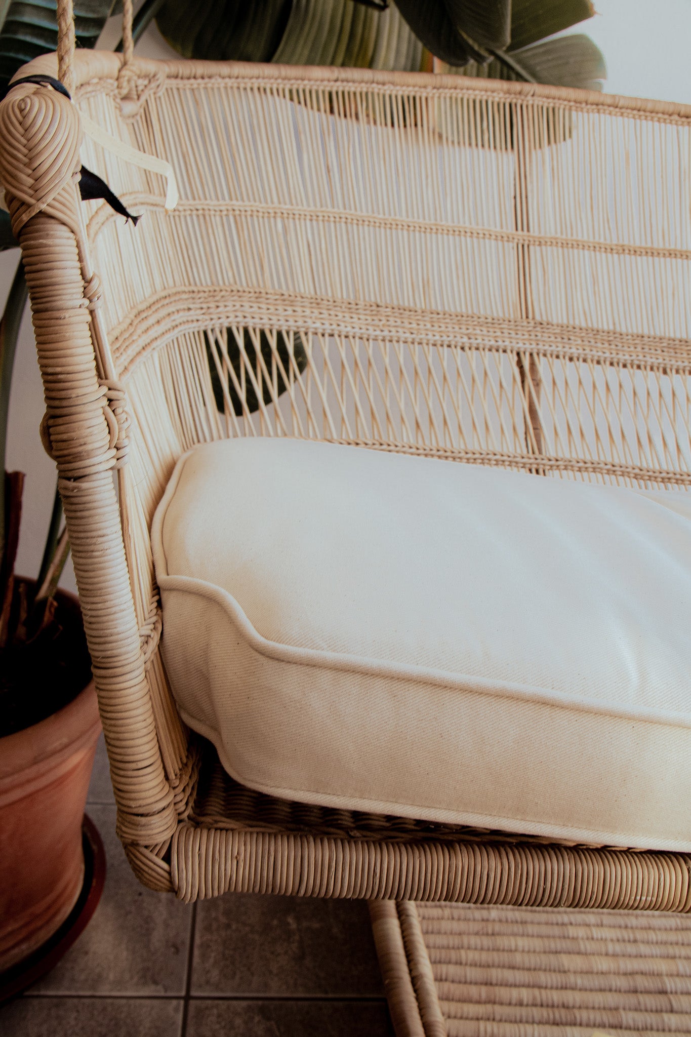 Foam Cushion Reflection Chair